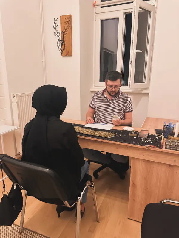 Oğuzhan Yavuz danışmanlık masasında bir danışanla kahve eşliğinde notları değerlendiriyor