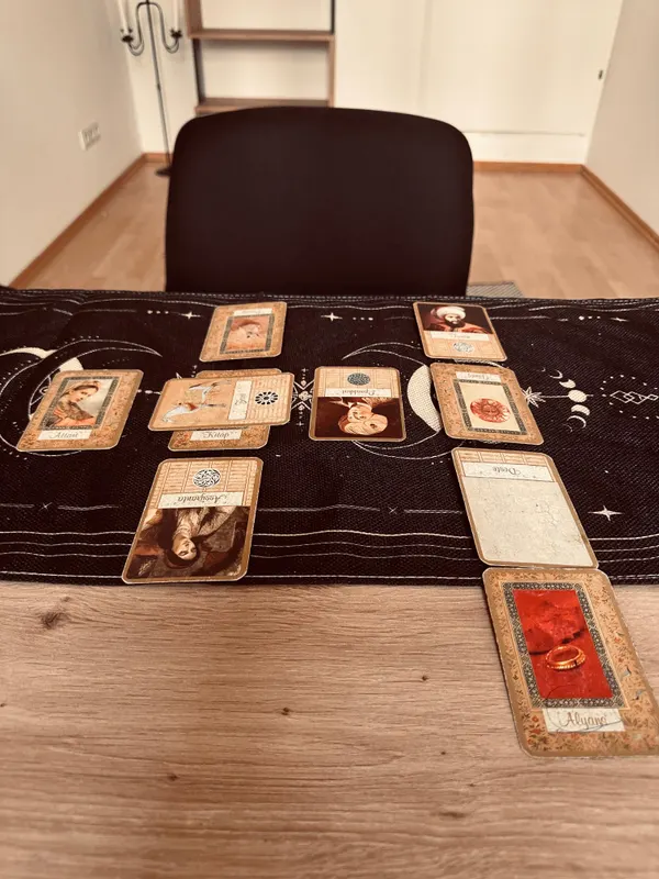 Danışmanlık sırasında ay ve yıldız desenli örtüye açılmış Lenormand kartları